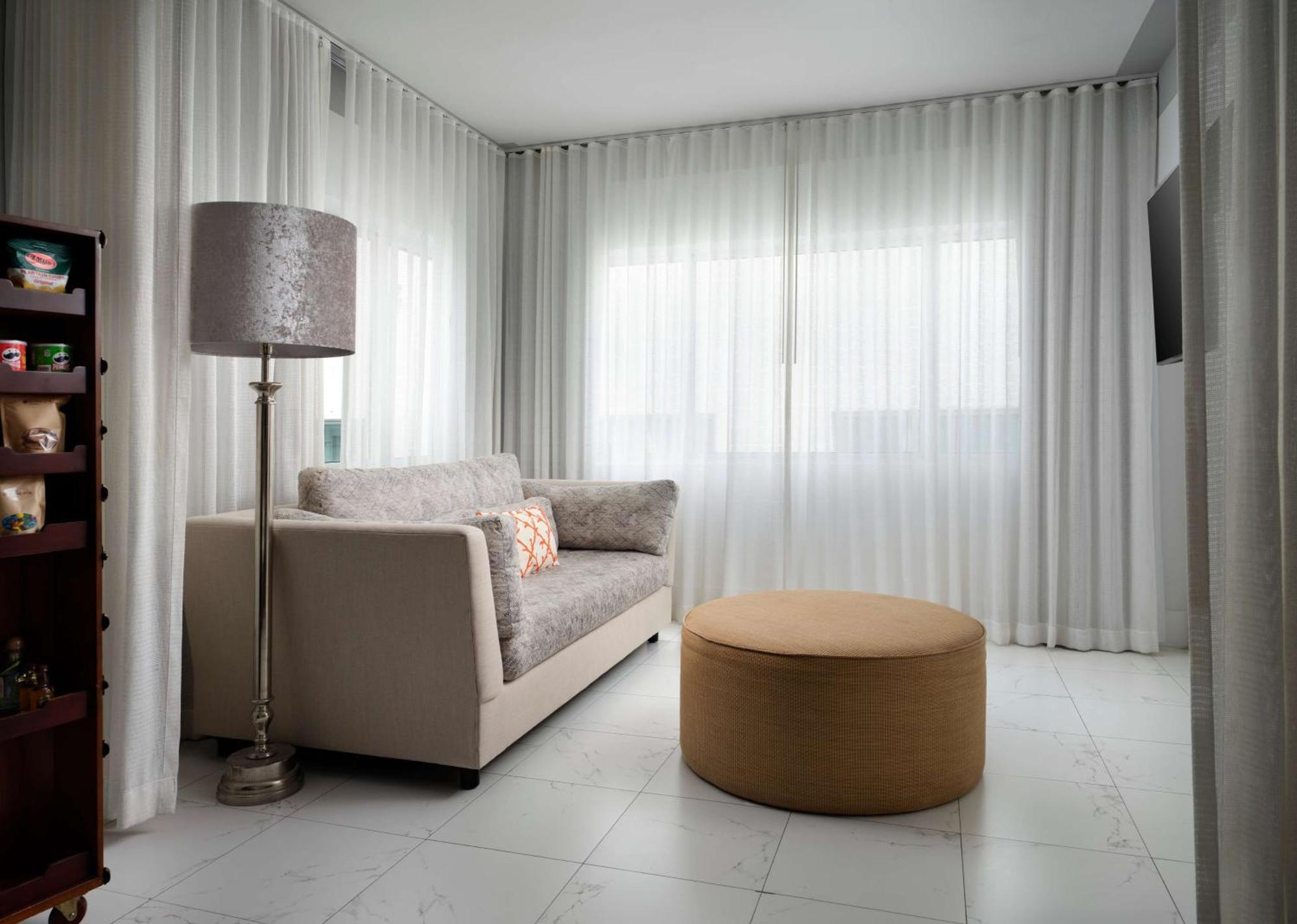 Nautilus Sonesta Miami Beach Kültér fotó A living room with curtains