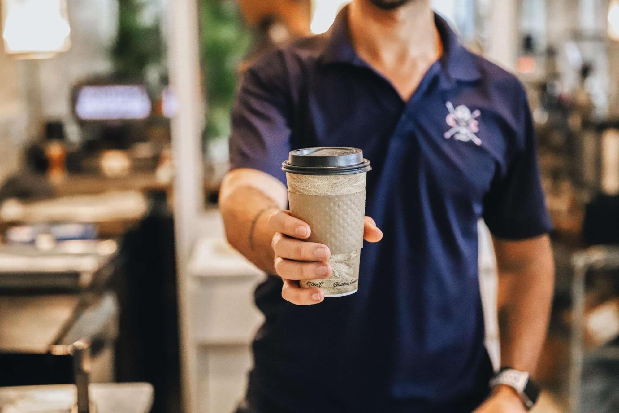 Nautilus Sonesta Miami Beach Kültér fotó A barista serving a coffee