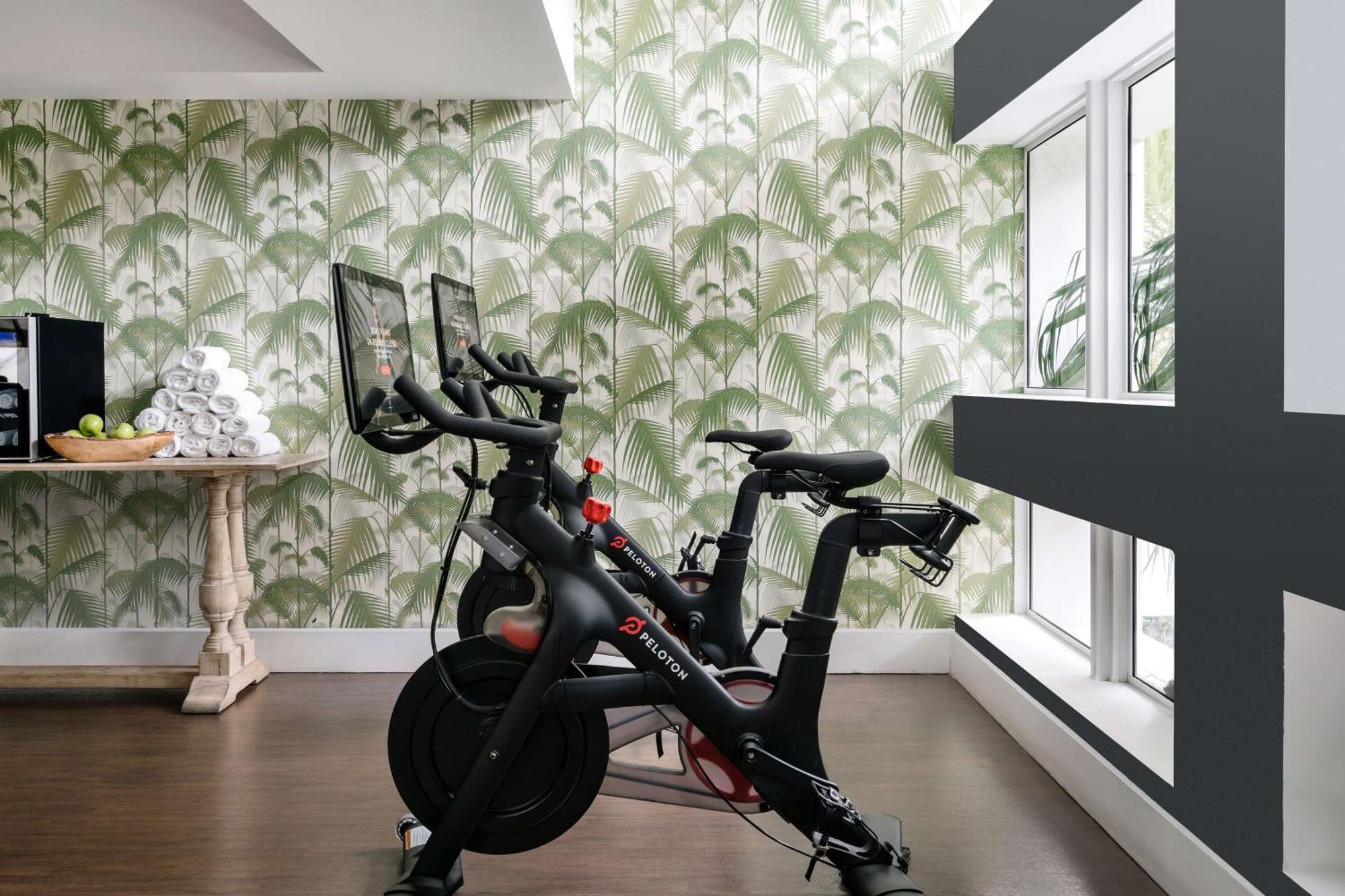Nautilus Sonesta Miami Beach Kültér fotó Peloton stationary bike