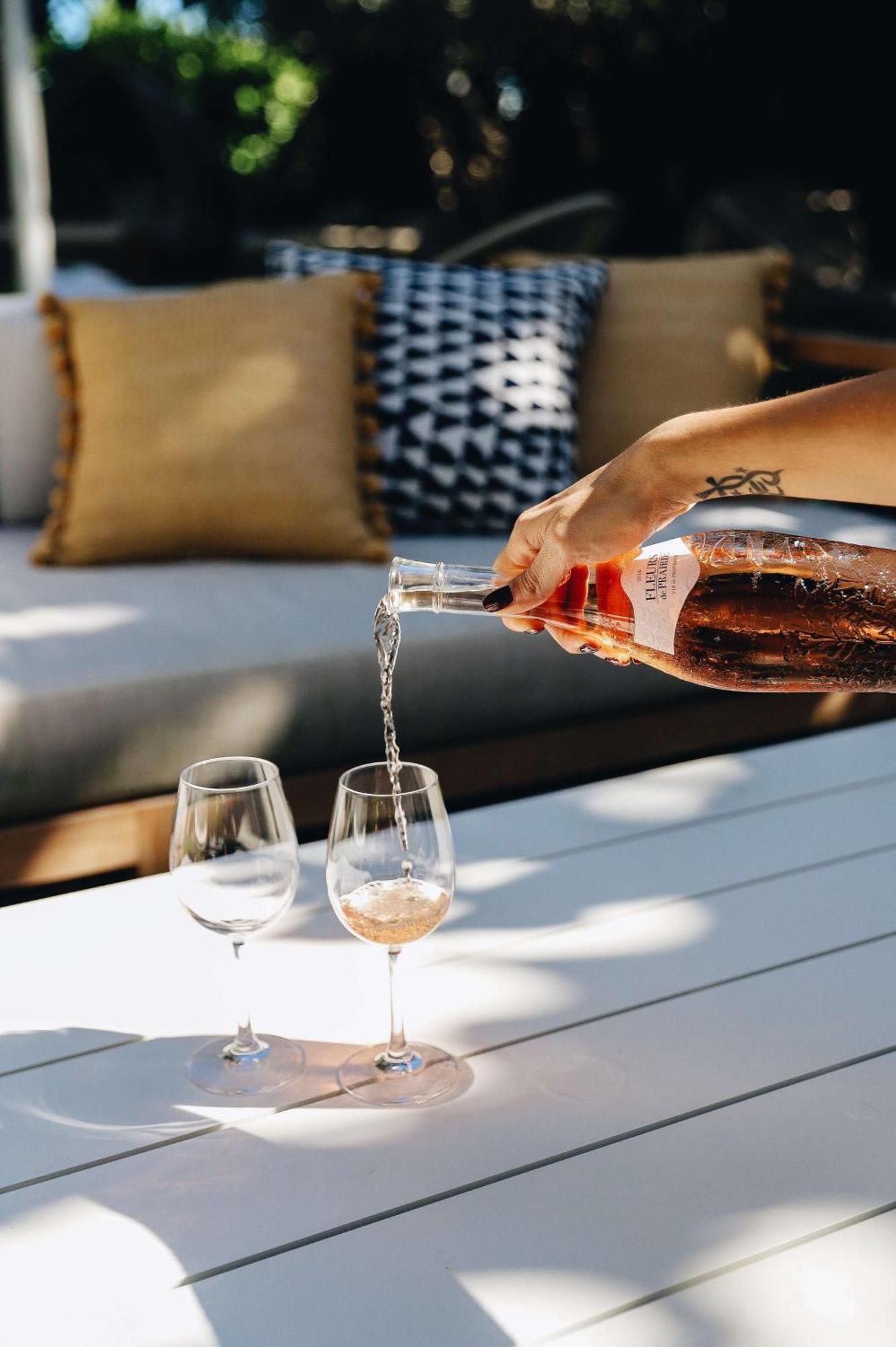 Nautilus Sonesta Miami Beach Kültér fotó Wine being poured
