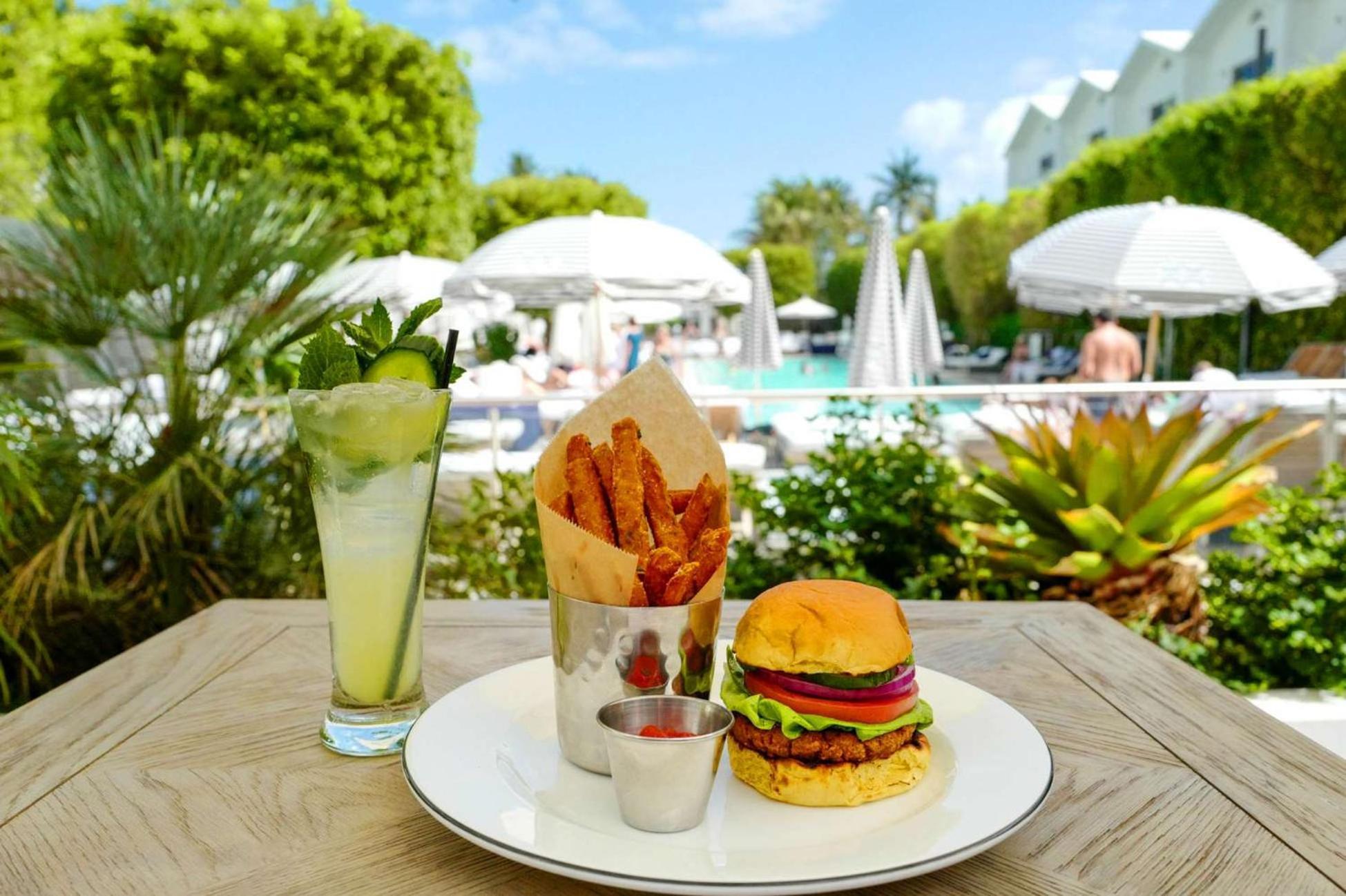 Nautilus Sonesta Miami Beach Kültér fotó A vegan burger at the Fontainebleau Hotel in Miami Beach, Florida
